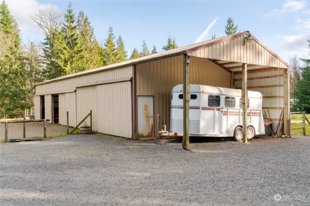 6 stall horse barn w/ 2 extra bays for hay storage, has 9x9 tack room