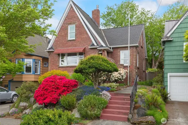 This lovingly maintained home gives you all the Tudor feels: drenched in mahogany, peek-a-boo door in pristine front door, arches, coves, lovely original millwork.