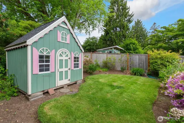 Darling playhouse or shed!