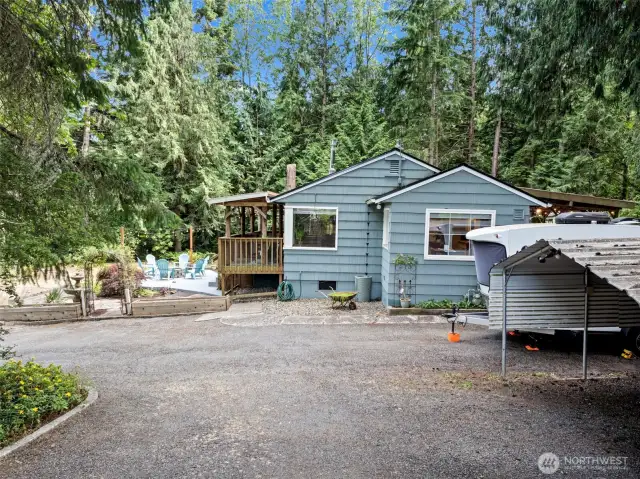 Large driveway with ample parking