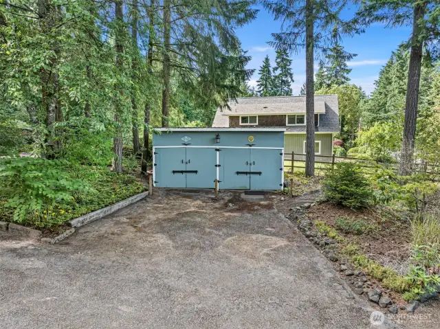 Detached garage