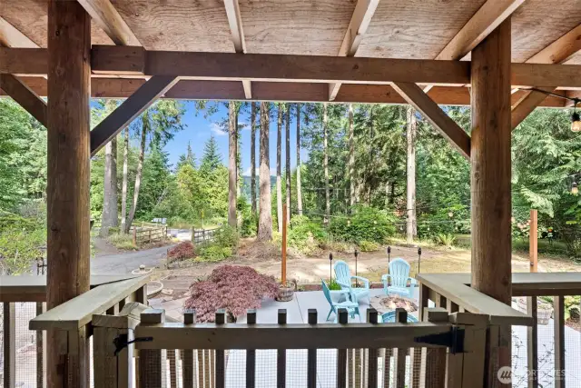 Covered front deck/Entry