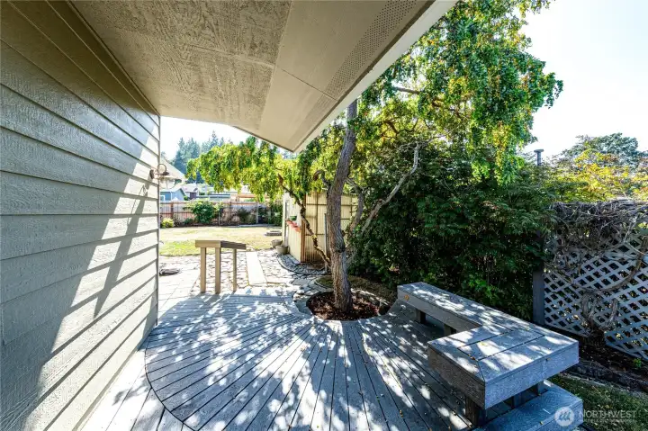 Deck w/ Built-In Seating