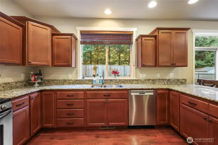 Gorgeous granite counters and cabinets