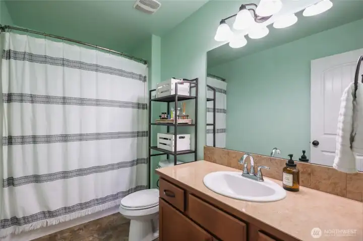 Full bath near bedrooms upstairs
