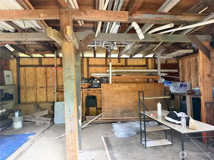 De-attached garage