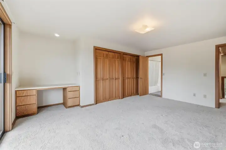 View toward the built-in desk and dual-access bathroom entrance. View toward the built-in desk and dual-access bathroom entrance.