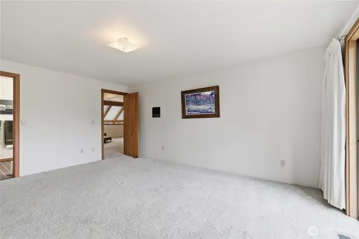View toward the dual-access bathroom and bedroom entry. View toward the dual-access bathroom and bedroom entry.