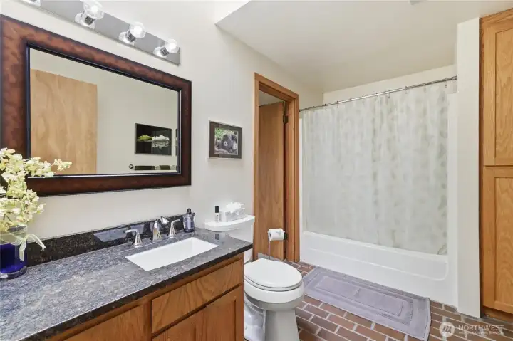 Dual-access full bath offering comfort and flexibility. Dual-access full bath offering comfort and flexibility.