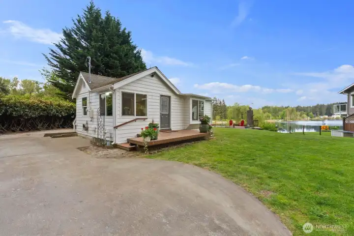 Expensive lawn and 120 feet of low bank cottage Lake waterfront
