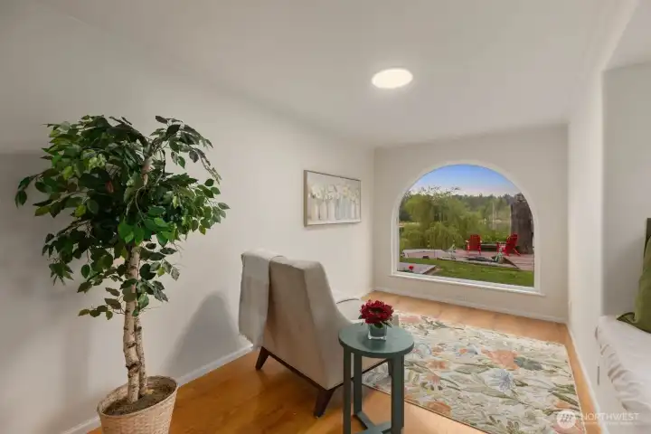 Beautiful Lakeview, bonus room, ideal for office, dining, or quiet relaxation.