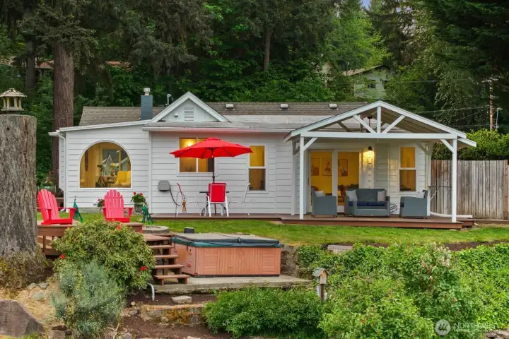 Gather, unwind, and embrace the beauty of Pacific Northwest Lake living