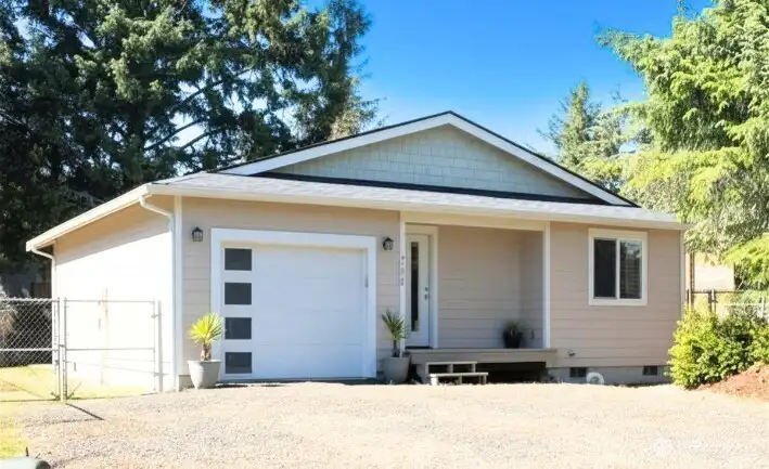 Contemporary Craftsman impeccably maintained