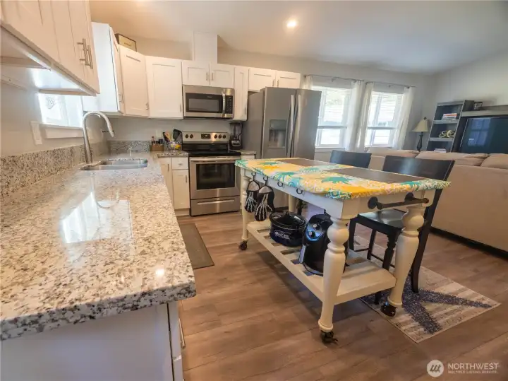 Stylish kitchen w/lots of cabinetry and counter space