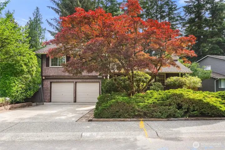 This home offers a spacious two-car garage plus expansive driveway with meticulously maintained landscaping throughout! This home offers a spacious two-car garage plus expansive driveway with meticulously maintained landscaping throughout!