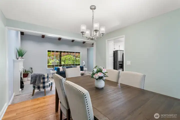 Easy flow from the living room to the dining room, great for hosting! Easy flow from the living room to the dining room, great for hosting!