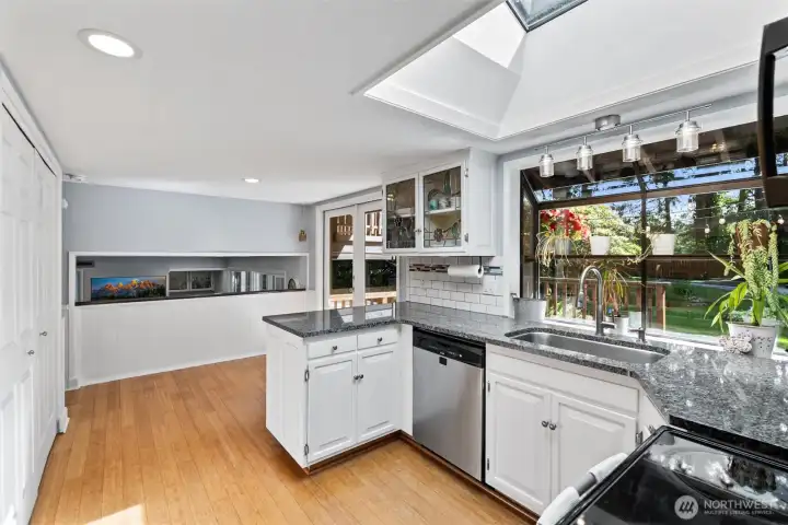 Kitchen is open to the lower level too, great when entertaining. Kitchen is open to the lower level too, great when entertaining.