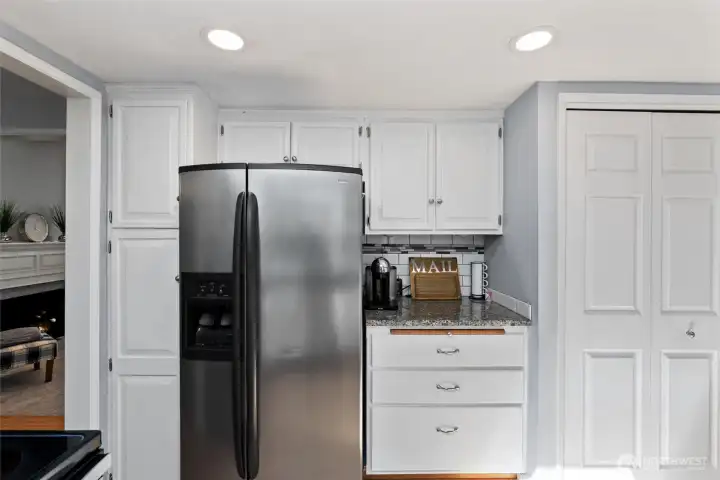 All kitchen appliances stay! All kitchen appliances stay!