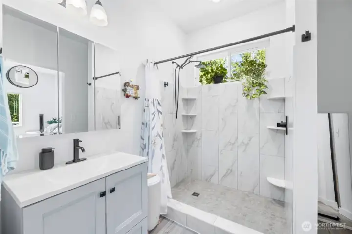 Beautiful 3/4 bathroom! Beautiful 3/4 bathroom!