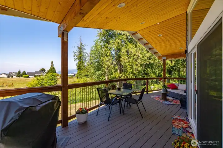 Huge covered deck to relax, and enjoy year around!!! Huge covered deck to relax, and enjoy year around!!!