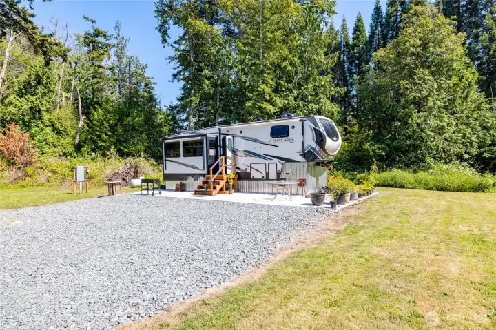 Fully serviced RV space that is hooked up to septic, power, and water for extra flex space for visitors, office, etc!!! Fully serviced RV space that is hooked up to septic, power, and water for extra flex space for visitors, office, etc!!!