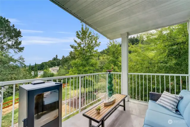 Covered deck features privacy, sunrises, nature views and seasonal Cascade and Mt Rainier views.