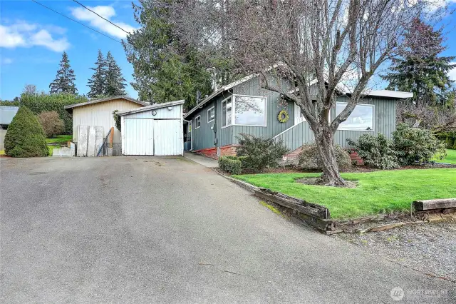 Plenty of driveway parking!