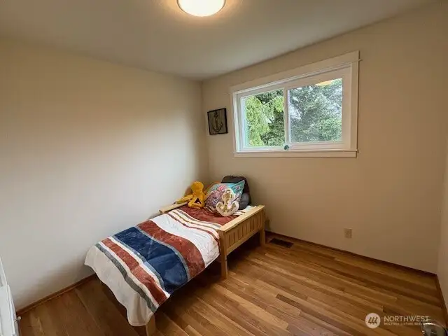 NE  bedroom upstairs has  built in cabinets