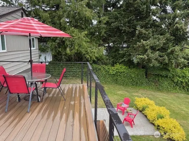 Great views to the back yard and peek a boo views to the Cascades and Mount Rainier