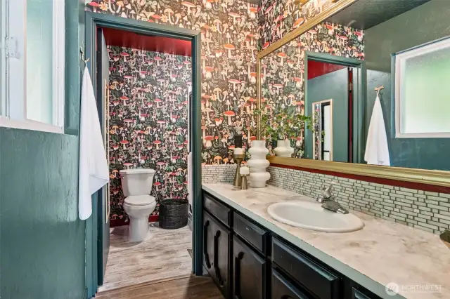 Primary en suite bathroom