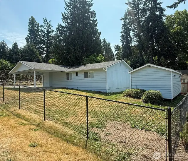Large shed/shop for extra storage or projects!