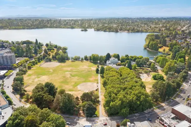 Green Lake is just 1 1/2 blocks away! 91 walk score! 92 bike score! Walk to everywhere from here including light rail! Only minutes to downtown, UW, Amazon, and 520.