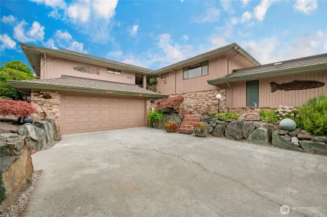 The home site is 17696 sq. ft.