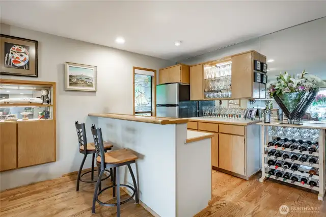 Bar area with refrigerator