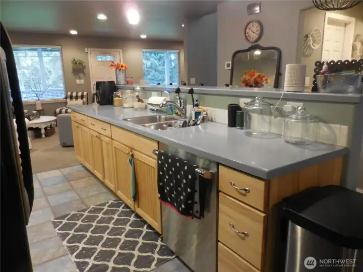 Kitchen Island & B-fast Bar