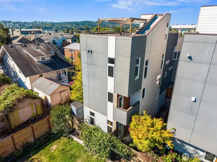 Detached home set back from the street!