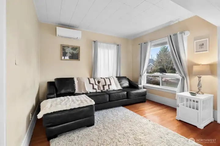 An easy-to-furnish living space that connects naturally to the dining and kitchen areas.