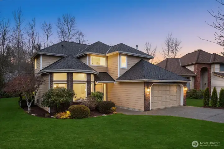 Welcome to Lake Washington Ridge in Newcastle - one of the Eastside's desirable neighborhoods, and minutes from DT Bellevue & DT Seattle & SeaTac with easy access to freeways.