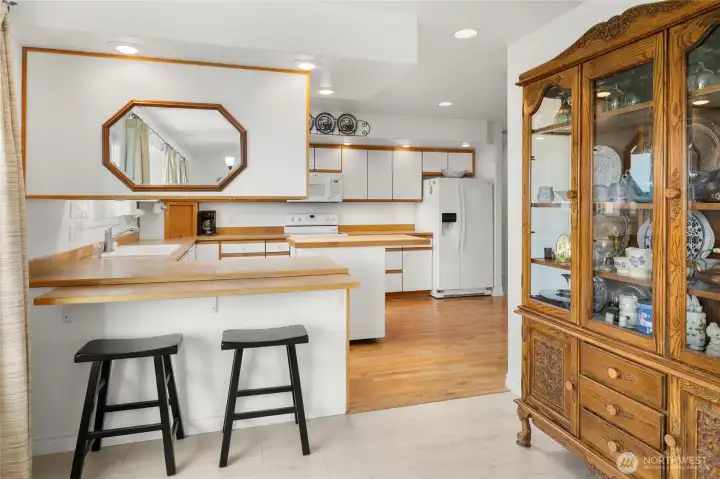 Kitchen with eating area, perfect breakfast bar area.