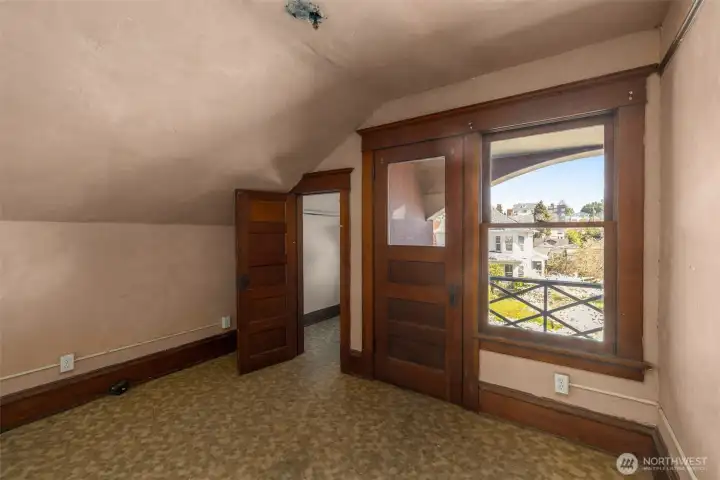 Spacious bedroom with walkout deck and 1/4 bath/walk-in closet