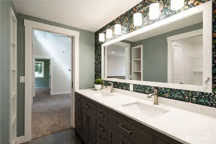 Upstairs Full bathroom