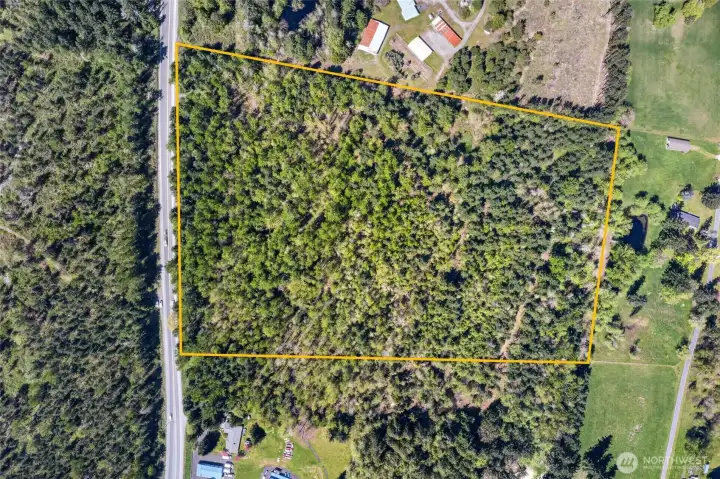 Set your sights on this beautiful property, where a carved entrance just off Mountain Highway welcomes you upon arrival. Please note, the outline shown is approximate and intended for illustration purposes only, highlighting the scale of the three combined parcels.