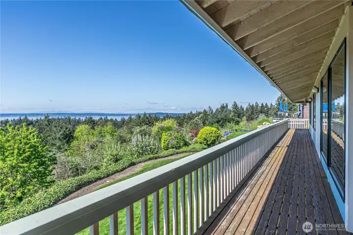 Wraparound Deck