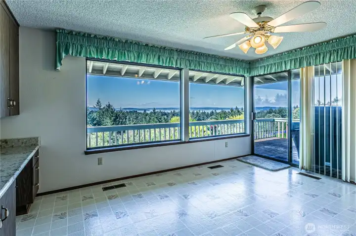 Kitchen eating area w/amazing view