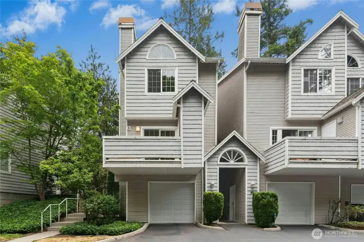 Beautiful end-unit townhome in Tibbetts Creek. Beautiful end-unit townhome in Tibbetts Creek.