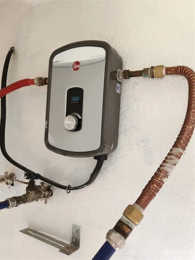 Tankless hot water heater