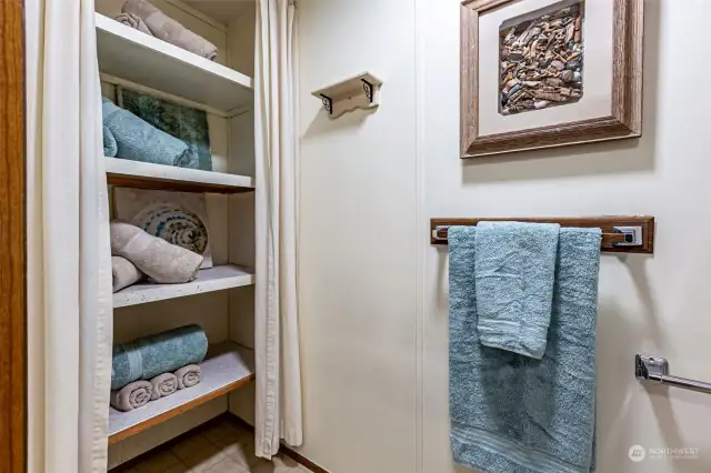 Linen storage in en suite bathroom