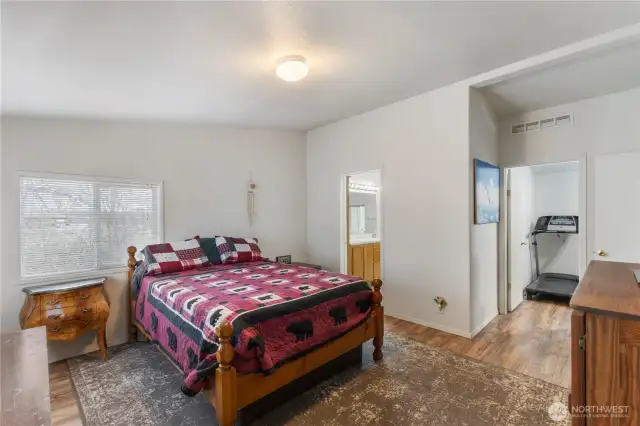 Primary Bedroom w/5 piece ensuite w/soaker tub and attached room (office/craft room/nursery/etc)