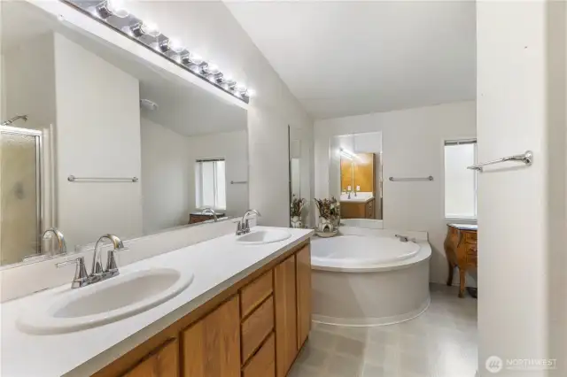 Primary Bathroom (5 piece ensuite w/soaker tub & separate shower)