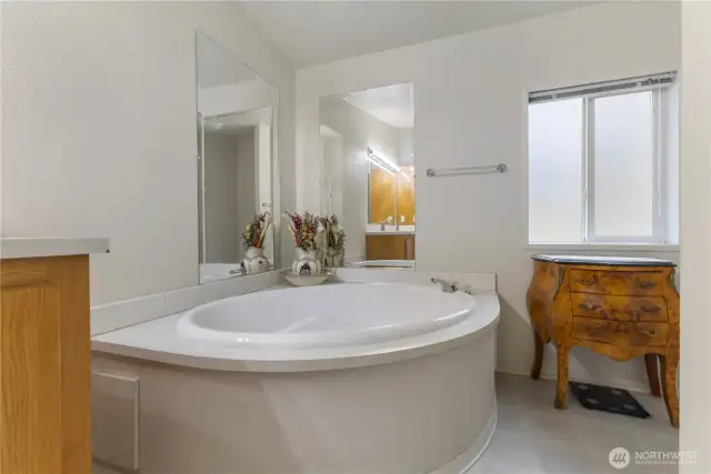 Primary Bathroom (5 piece ensuite w/soaker tub & separate shower)